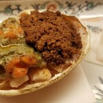 道人 - ④焼き香箱蟹(雌、兵庫県柴山産)、千枚漬け
      産卵期は晩冬、旬は冬
      お出汁を加えて蒸し焼き。
      薄味を重ねていますが、素材感は損なわれず、更に上質な味わいに！