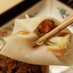 道人 - ④焼き香箱蟹(雌、兵庫県柴山産)、千枚漬け
      そのまま味わっても当然に美味しいのですが、千枚漬けを合わせると甘酸っぱさが加わり、これも美味しい！
      センスが素晴らしい！