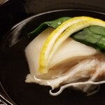 道人 - ⑦松葉蟹(雄、兵庫県浜坂産)の真薯、蟹味噌入り、しゃぶ餅と青菜&柚子皮載せ
      利尻昆布出汁はひと口でハッキリ分かる完璧さ。
      透明感がありながらも輪郭がはっきりしたキレのある味わい