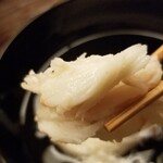 道人 - ⑦松葉蟹(雄、兵庫県浜坂産)の真薯、蟹味噌入り、しゃぶ餅と青菜&柚子皮載せ
      産卵期は晩冬、旬は冬
      蟹の筋肉繊維が太く、旨みに圧倒されます。
      勿論、臭みもエグみもありません。
