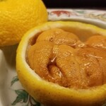 道人 - ⑧柚子釜の飯蒸し、北紫雲丹(北海道産)載せ
      産卵期は秋、旬は春～夏、スッキリした甘みと雑味が少ないのが特徴
      柚子の香りと酸みで爽やかな仕上がり。
      薄味での重ねが極上のハーモニーを奏でます。