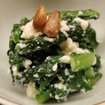 道人 - ⑩京菊菜の白和え
      殆んど苦み無くスッキリとした味わい
      箸休めとしてコース全体のバランスを保っています。
      それでもやはり美味しいんですよね。