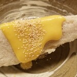 道人 - ⑪海老芋(大阪府富田林産)のもち粉揚げ、柚子味噌載せ
      旬は晩秋～冬
      薄味で漬け込んでから蒸しているのかな？
      それからもち粉を付けて揚げています。
      味わいも軟らかさも絶妙です♪