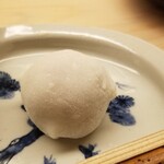 道人 - ⑯苺大福、胡桃&小豆餡
      小さな苺大福、これも自家製手作り
      和菓子職人もびっくりする完成度に違いありません！