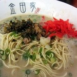 金田家 さくら亭 - 替え玉後はお約束の紅生姜と辛子高菜を投入