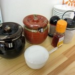 金田家 さくら亭 - 豚骨ラーメンに必須な紅生姜・辛子高菜・胡麻も標準装備！にんにくもありますね