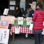 ひげプリン - そう。 プリンを買うためにですよ。 このプリンを販売しているお店は、毎年、五味の市の前で販売しているんですよね。