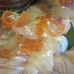 伊豫水軍 - 鯛の刺身の上には贅沢にも海宝石いくらがちりばめられている