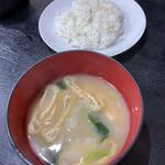 えいすけ - 定食のライスと味噌汁