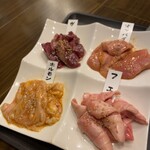 ホルモンしち弥  - ホルモン盛り合わせ　800円