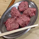 焼肉 はせ川 - 牛タン　肉はすべて200gベースとのこと。　この牛タンも食べやすい大きさに切られているんです。