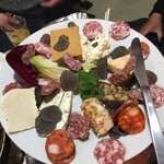 焼肉 はせ川 - チーズとサラミの盛り合わせ　600円