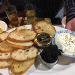 焼肉 はせ川 - 玉子トッピングはキャビアだ！手前は黒いとびっこ(笑)