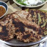 焼肉 はせ川 - 自家製ナン　ふかふかしていないけど、食べ応え抜群