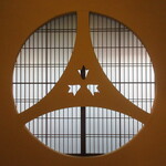 三宜楼茶寮 - 意匠の見どころ、俳句の間の前室丸窓