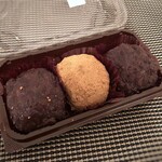 十勝あんこのサザエ - 料理写真:十勝おはぎ（１個：196円）２個、きなこおはぎ(196円）