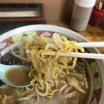 札幌の味 喜龍 - 麺は定番、黄色い玉子麺の中太縮れ。