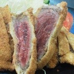 牛かつ おか田 - 牛ロースカツ（断面）色鮮やかなレア肉