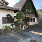 洋食舎グレビー - 三角屋根がお店。店の前に駐車場あり。