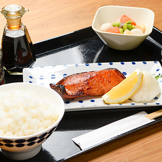 毎朝仕入れる九州近海の鮮魚を、多彩な日替りメニューでご提供！