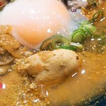 Supaisu Kare Shunkatou - 魚介出汁カレー「牡蠣スペシャル」の牡蠣と温泉卵