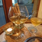 ビアンカーラ - 2杯目はワイン好きのレビュアーさんチョイスの白ワイン。
                                ふたつ飲み比べてみたら、微妙に違う…
                                まぃまぃも違いがわかる女になれた気分(笑)