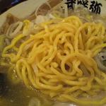 モチモチの黄色い麺