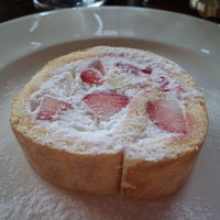 ピッツェリア ポンテチェントロ 佃店 - ベリーのロールケーキ