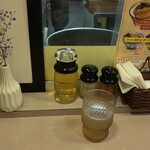 春木屋 - 提供される水､本日の花､調味料等(R1.9.16撮影)