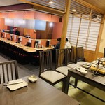 焼とり酒房 鳥せん - カウンター席とテーブル席