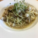 イタリアンキッチン＆バール ナヴィータ - 貝小柱とキノコのオイルソース