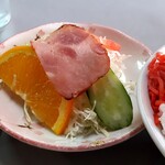 Kare Yuki - カレーについて来るサラダ！　野菜が新鮮でいい感じ。キャラウェイトいいこちらといい、良い無料サラダをつけてくれる格安カレー店に悪い店なし、でしょうか。