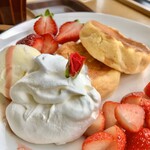 Cafe moritani - いちごのパンケーキ
            反時計まわりで、たっぷりホイップクリーム、紅ほっぺい苺、パンケーキ、あまおう苺、アイス