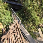 懐水集 - この手作りスロープを登ります。