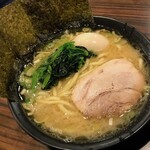 築地家 - 豚骨ラーメン。塩・醤油のいずれかからチョイス可能です。