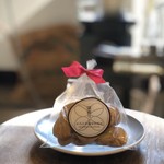 Uma Uma Cafe - Uma Uma Caféは、かみかわ珈琲焙煎所様とコラボをさせて頂いています。コラボの商品は焼き菓子がメインです。
かみかわ珈琲焙煎所様の珈琲を使用した、珈琲クッキー・珈琲シフォンケーキ・珈琲と生姜のパウンドケーキなどなど。
不定期でお作りする商品ですので、詳しい販売情報はFacebookでご確認いただくか、お電話にてお問い合わせください。