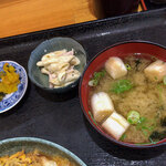 浜乃家 - お味噌汁と小鉢、お漬物まで付いてきます。