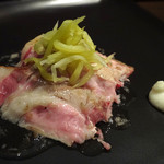 葡萄酒倉庫 - せたな町上泉さんの放牧黒豚　ロース肉（6週間熟成）のロースト　真昆布のソース