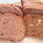 はちはちインフィニティカフェ - カンパーニュ（左）とライ麦いちぢく