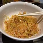 呼び戻しとんこつ 光四郎 - 卓上の辛ネギをトッピング