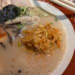 呼び戻しとんこつ 光四郎 - 卓上の辛ネギをトッピング