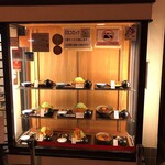 とんかつ川久 - 外観写真:お店の入口にあるショーケースです。(2019.12 byジプシーくん)