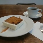 エルマーズグリーンカフェ - キャロットケーキ、ブレンドコーヒー