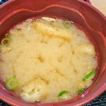 レント カフェ - みそ汁の具はわかめと油あげ