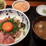 めしの助 - 生本まぐろ頭肉丼