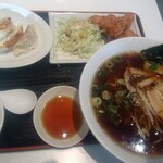 日本平パーキングエリア（上り線）レストラン日本平亭 - しょうゆラーメン+餃子+ライスセット   単品唐揚げ。