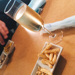 avanti - お通しのピーナッツとかっぱえびせんとスパークリングワイン