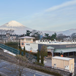 Shake Shack - 外観。背景に富士山！