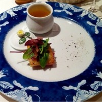横濱元町 霧笛楼 - 本マグロのカルパッチョ　ガレット見立て　葉野菜のサラダ　２種胡麻風味　ブイヨンスープ