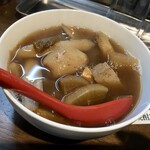 Teke teke - けんちん汁には、人参・ごぼう・里芋・大根・豆腐・芋がらがたっぷり入っています。